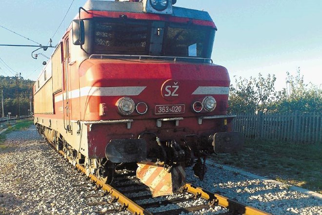 Zaradi plazu, ki se je usul  na progo Divača–Koper in povzročil iztirjenje lokomotive, je tovorni promet med Luko Koper in...