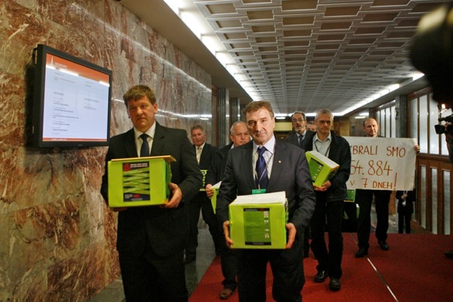 Pobudniki peticije proti predlaganemu davku na nepremičnine predali zbrane podpise. Foto: Bojan Velikonja 