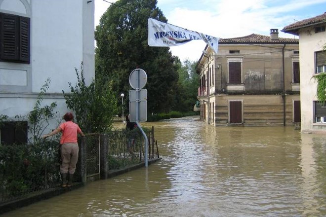 Takole je reka Vipava leta 2010 poplavila Miren. 