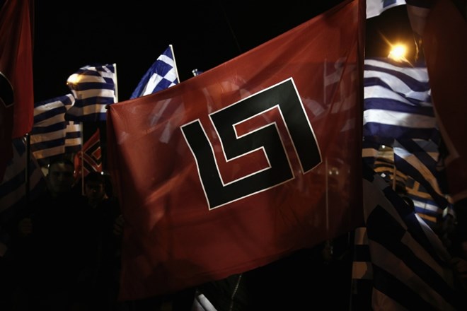 Okoli tisoč podpornikov ultra desničarske Zlate zore protestiralo pred grškim parlamentom (foto)