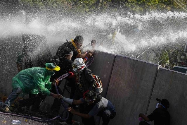 Bangkok: V spopadih s protestniki varnostne sile domnevno uporabile solzivec (foto)