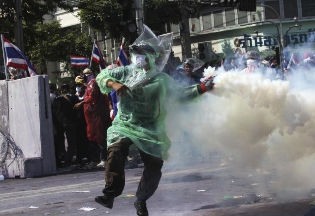 Bangkok: V spopadih s protestniki varnostne sile domnevno uporabile solzivec (foto)