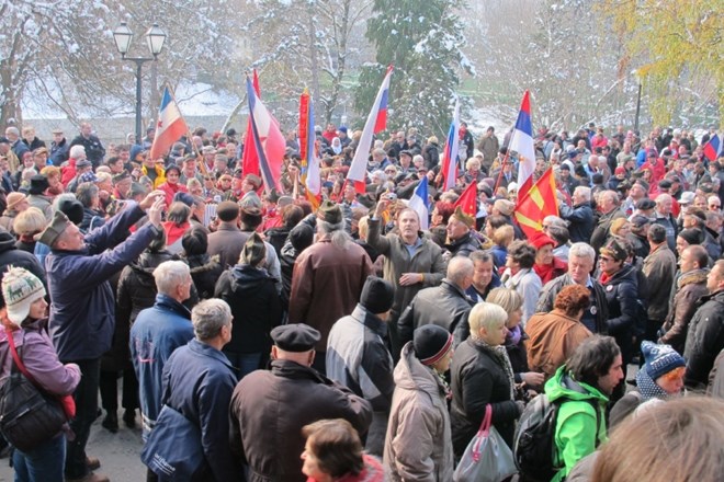 Množica udeležencev pred spomenikom padlim v Jajcu. Foto: Jani Alič 