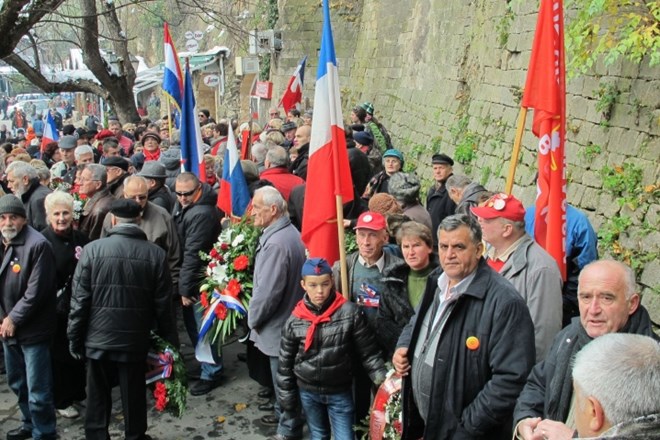 Delegacije borčevskih organizacij iz nekdanjih jugoslovanskih republik so položile vence k spomeniku drugega zasedanja...