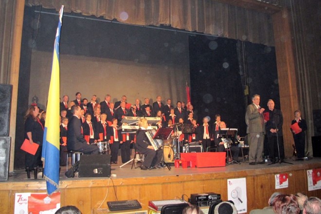 Nastop partizanskega pevskega zbora Pinko Tomažič iz Trsta je navdušil polno dvorano kulturnega doma v Jajcu. Foto: Jani Alič...