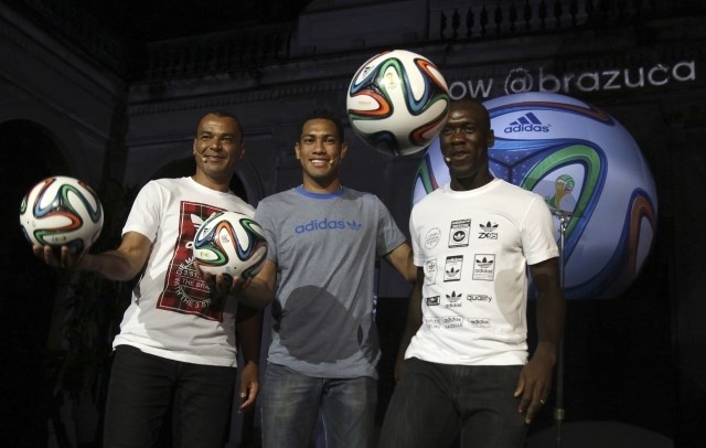 Žogo so v Riu predstavili trije nogometaši, Cafu, Hernane in Clarence Seedorf. (foto: Reuters) 