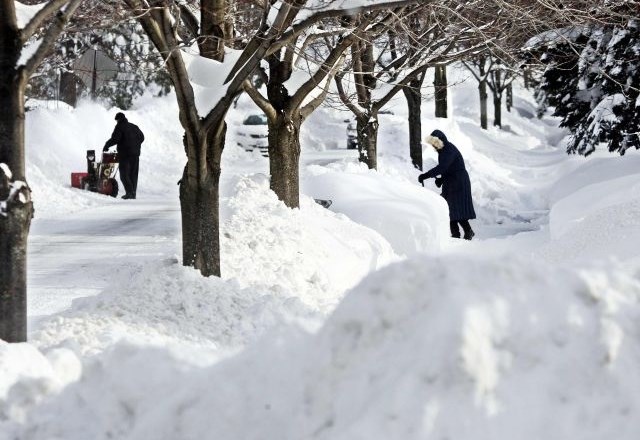 Snežno neurje v ZDA ohromilo promet, 260.000 brez elektrike, umrlo je več ljudi (foto in video)