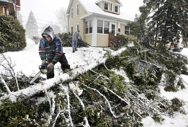 Snežno neurje v ZDA ohromilo promet, 260.000 brez elektrike, umrlo je več ljudi (foto in video)