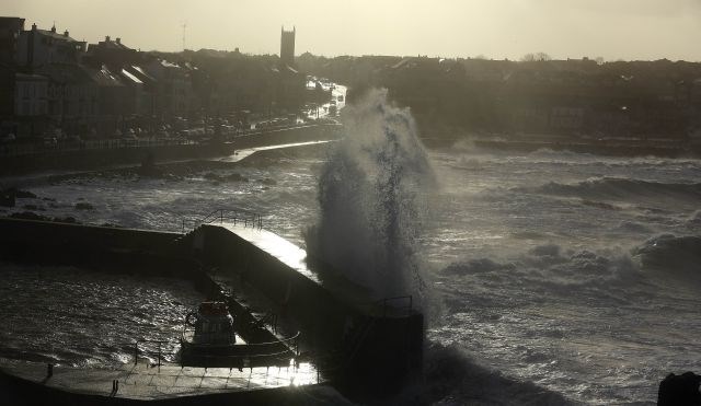 Orkan Xaver: Poplave na Škotskem z obale odnesle več hiš, veter tudi s hitrostjo 187 kilometrov na uro (foto in video)