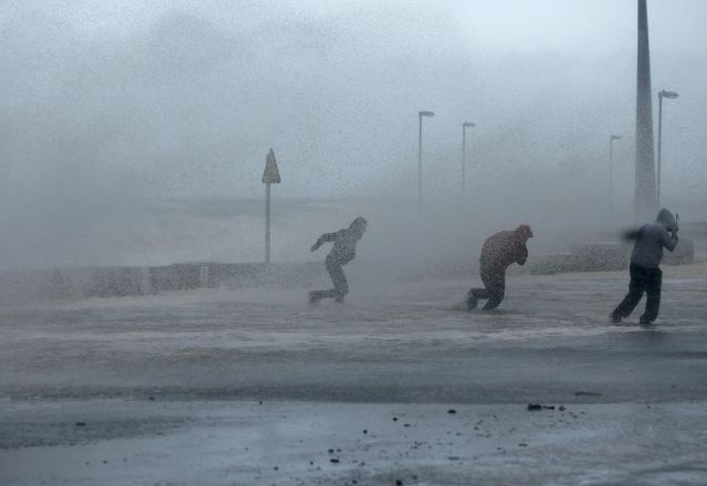 Orkan Xaver: Poplave na Škotskem z obale odnesle več hiš, veter tudi s hitrostjo 187 kilometrov na uro (foto in video)