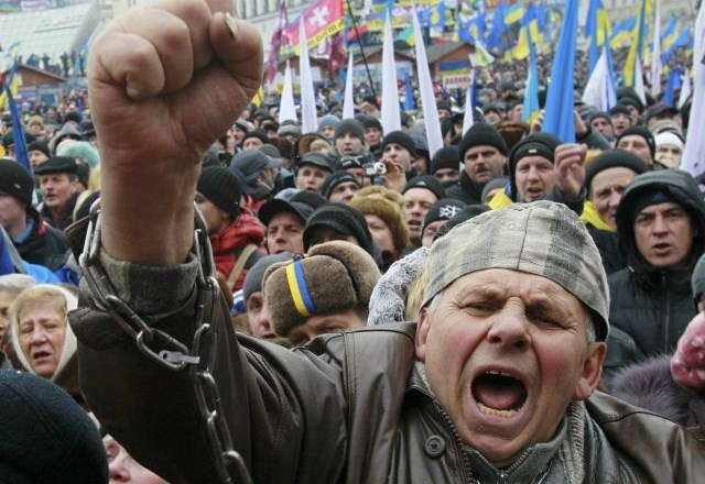 V Kijevu porušili Leninov kip; Kličko: Vsako agresijo bomo smatrali za provokacijo