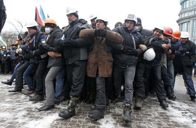 V Kijevu porušili Leninov kip; Kličko: Vsako agresijo bomo smatrali za provokacijo