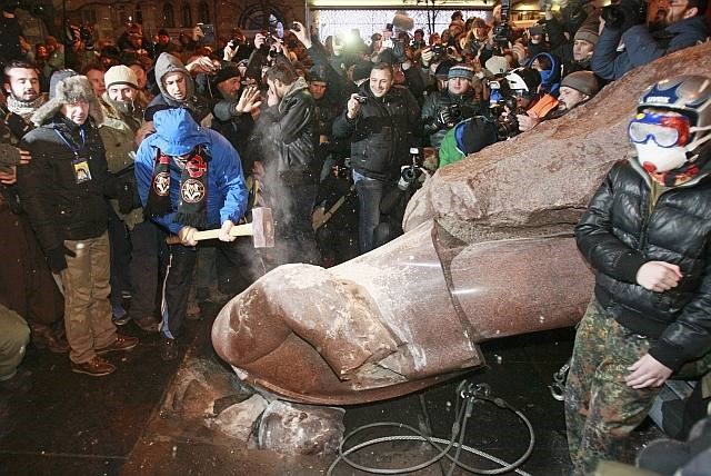 Protestniki so takole podrli kip nekdanjega sovjetskega voditelja Vladimirja Lenina 