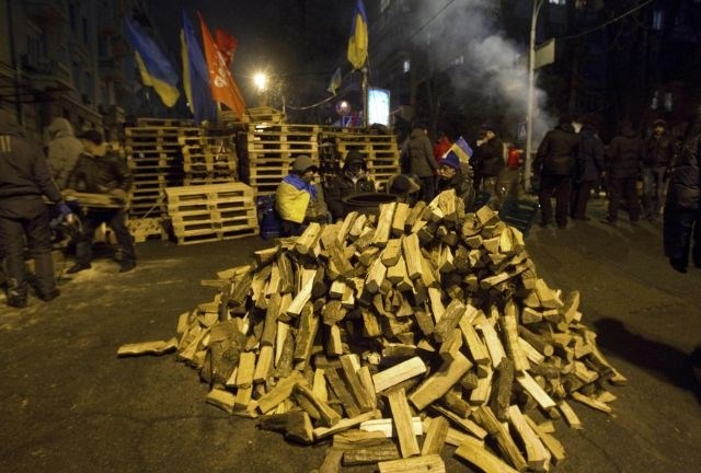Ukrajina: Policija je začela odstranjevati barikade protestnikov (foto in video)