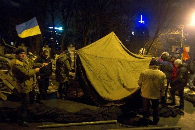 Ukrajina: Policija je začela odstranjevati barikade protestnikov (foto in video)