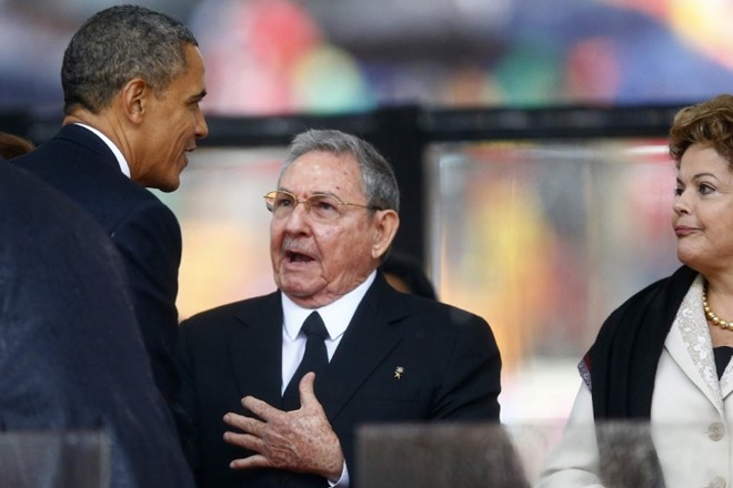 Zgodovinsko rokovanje ameriškega predsednika Baracka Obame in kubanskega predsednika Raula Castra.    