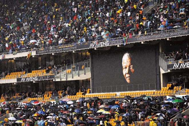 Obraz Nelsona Mandele na stadionu v Johannesburgu  