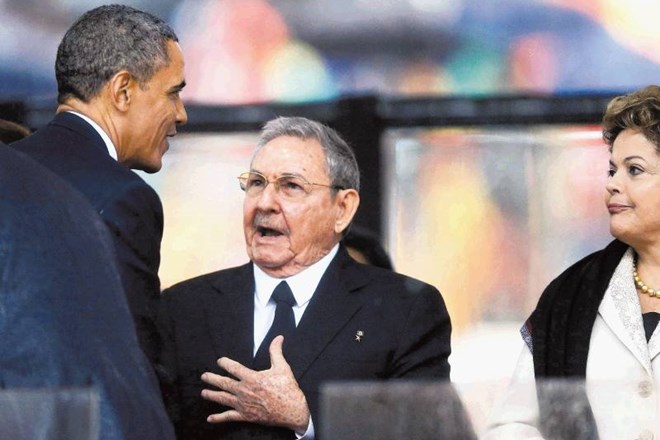 Po več kot pol stoletja sta si v roke segla voditelja ZDA in Kube – predsednik Barack Obama in predsednik Raul Castro.  