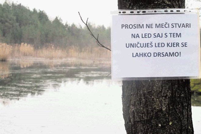 Jezerce »Cegelnica« v Stražišču pri Kranju je pozimi priljubljeno tudi zaradi drsanja. A je to lahko zelo nevarno. Pa ne le...