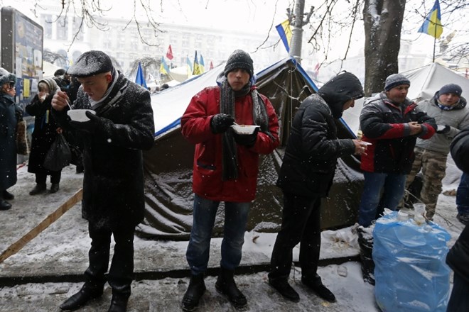 Ukrajinski predsednik: Varnostne sile ne bodo uporabile sile proti mirnim protestnikom (foto in video)