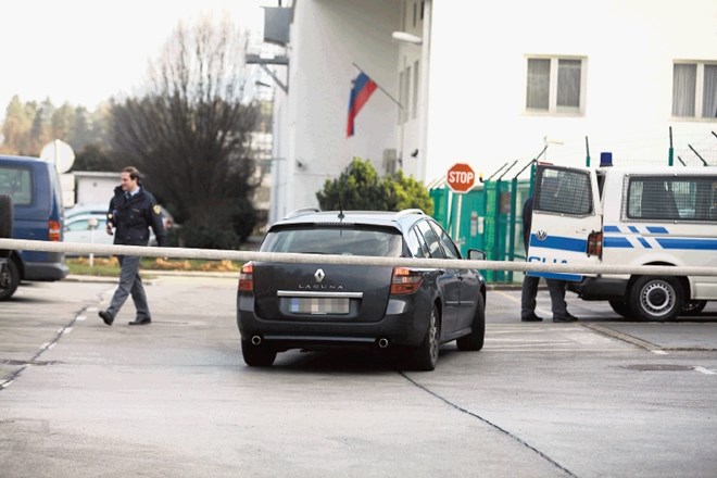 Kriminalisti Romana Jakiča včeraj zjutraj niso mogli zaslišati na njegovem domu, saj je bil takrat še v Rusiji. Pričakali pa...