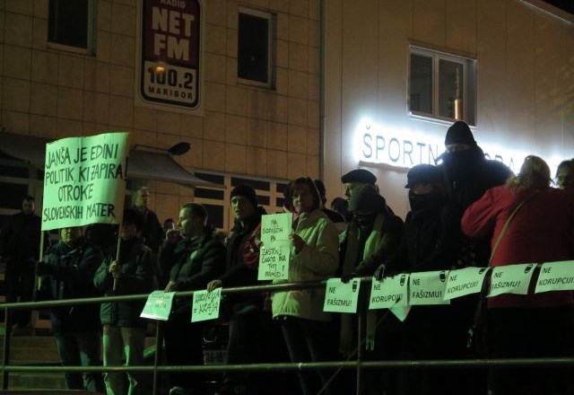 Janšo pričakali protestniki: Zaradi korupcije in lakote smo na sledi vsakemu politiku (foto)