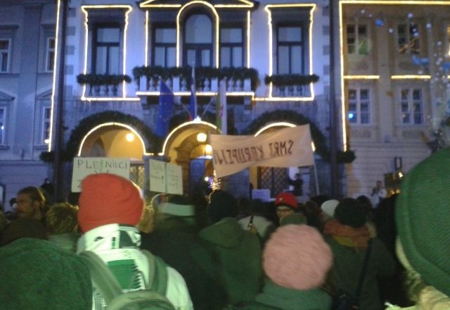 Protestniki pred ljubljansko mestno hišo. 