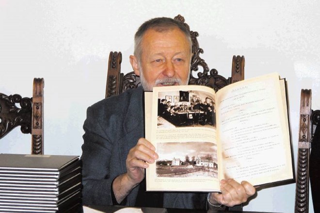 Vasja Doberlet je ponosen, da so ohranili več kot stoletje star dokument.  