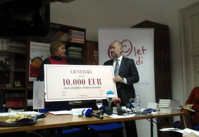 Lorenzo Kravina in Darja Groznik ob simbolični predaji čeka za 10.000 evrov, ki jih je zavarovalnica Generali podarila akciji...