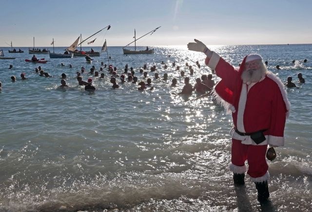 V Franciji so se Božički ohladili v morju. 