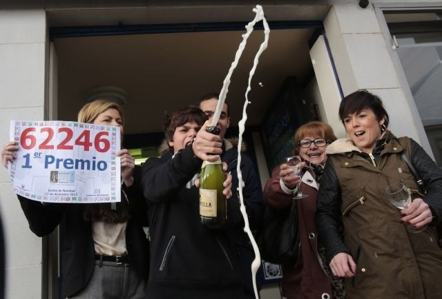 Božična loterija med Špance razdelila 2,24 milijarde evrov: srečneži preplavili ulice (foto)