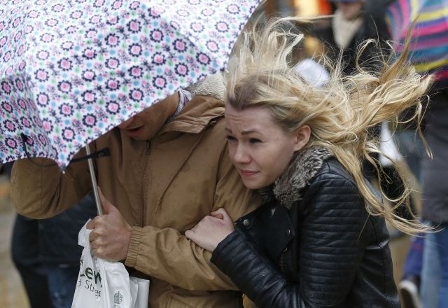 Veliko Britanijo in Francijo sta dan pred božičem prizadela močan veter in silovito deževje. 