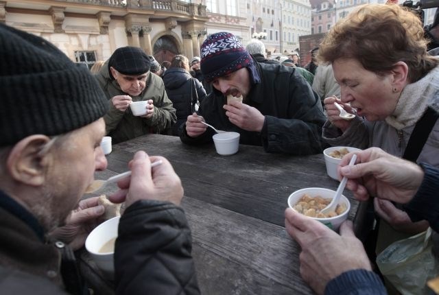 Pred mestno hišo v Pragi so danes revnim in brezdomcem delili brezplačno ribjo juho. (Foto: Reuters) 