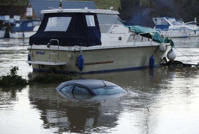Veliko Britanijo zajela nova nevihta: močan veter, poplave, nekatere ceste so zaprte (foto)