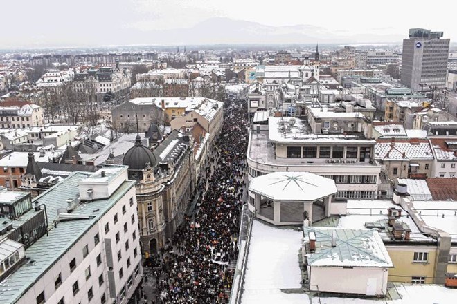 Množična vstaja / Na Prešernov dan se je na ljubljanskem Trgu republike, kjer je potekal tudi Protestival, v sklopu tretje...