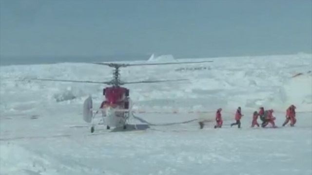 Reševanje potnikov ladje Akademik Šokalskij, ki je od božiča ujeta v debelem ledu pri Antarktiki, je po več neuspelih...
