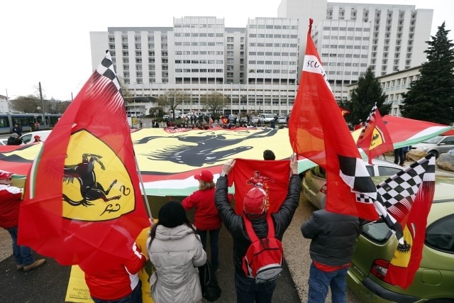 Pred bolnišnico v Grenoblu se je danes zbralo večje število navijačev Ferrarija in Michaela Schumacherja. (Foto: Reuters)...