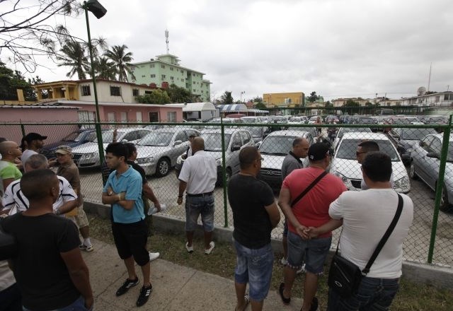 Vrtoglave cene avtomobilov na Kubi: “Prej bom umrl, kot pa si lahko privoščil avto” (foto) 