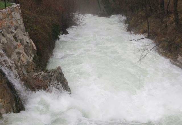 Nekatere reke na Primorskem prestopile bregove, do večera bi lahko voda dosegla nekatere stanovanjske objekte (foto)