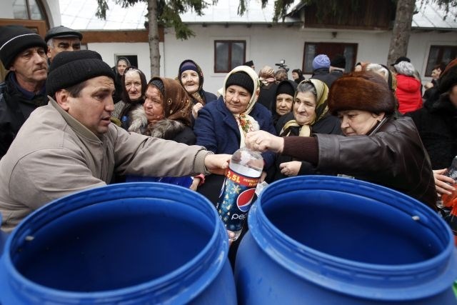 Deljenje svete vode v Romuniji. 