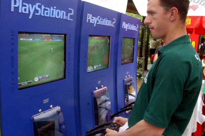 V igranju Playstationa se je že preizkusil tudi Sebastjan Cimerotič. Foto: Matej Povše / dokumentacija Dnevnika 