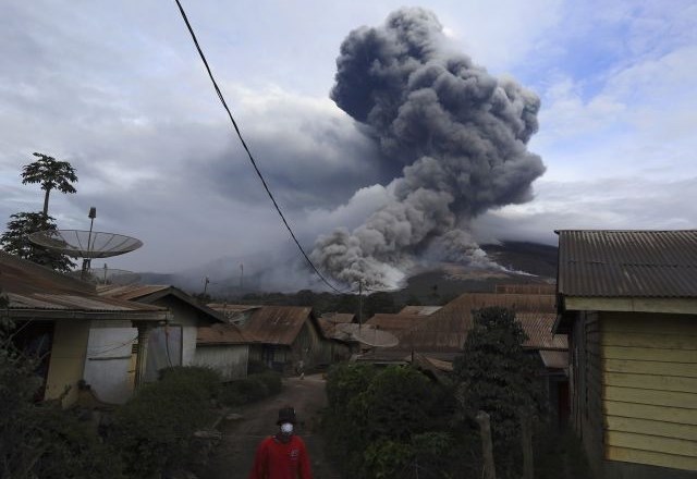 Na Sumatri vulkan bruha pepel in kamne, evakuirali 25.000 ljudi (foto in video)