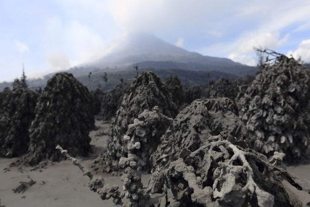 Na Sumatri vulkan bruha pepel in kamne, evakuirali 25.000 ljudi (foto in video)