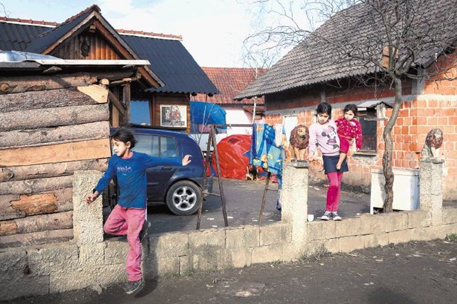 Najhuje za Rome v Dobruški vasi je, da njihovim domovom grozi rušenje. 