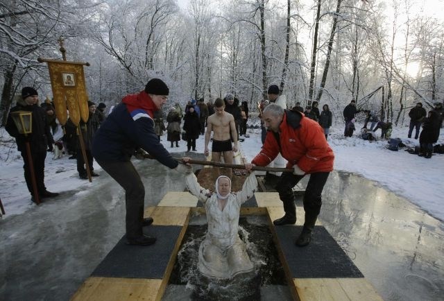 Rusi v počastitev Jezusovega krsta v ledeno mrzlo vodo tudi pri - 45 stopinj Celzija (foto)