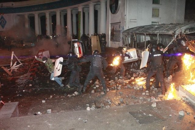 Kličko ne izključuje državljanske vojne; ponoči srditi spopadi med protestniki in policijo (foto in video)