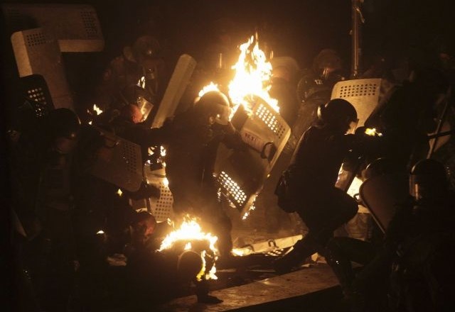 Kličko ne izključuje državljanske vojne; ponoči srditi spopadi med protestniki in policijo (foto in video)