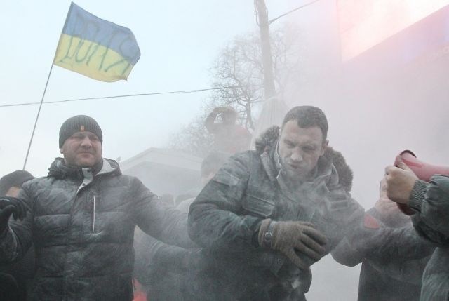 Protestov se redno udeležuje tudi nekdanji boksar in opozicijski voditelj Vitalij Kličko. Na sliki je ujet v oblak dima...