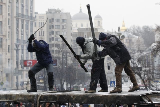 Kijev: Protestnika padla pod streli; premier: “teroristi” bodo plačali za svoje zločine  (foto in video)
