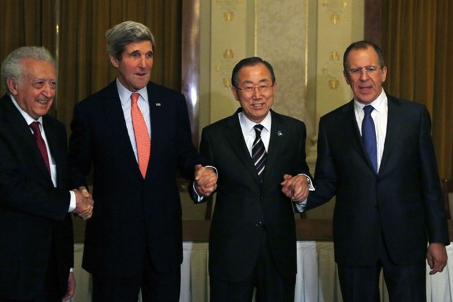 Generalni sekretar ZN Ban Ki Moon je z ameriškim zunanjim ministrom Johnom Kerryjem, ruskim zunanjim ministrom Sergejem...